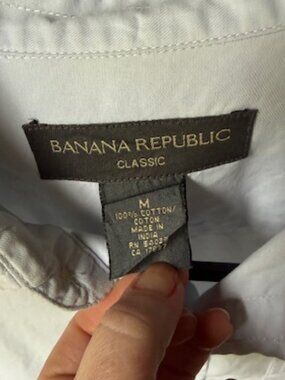 Banana Republic Light Blue Button-Down Shirt - Classic Cotton Casual - Medium